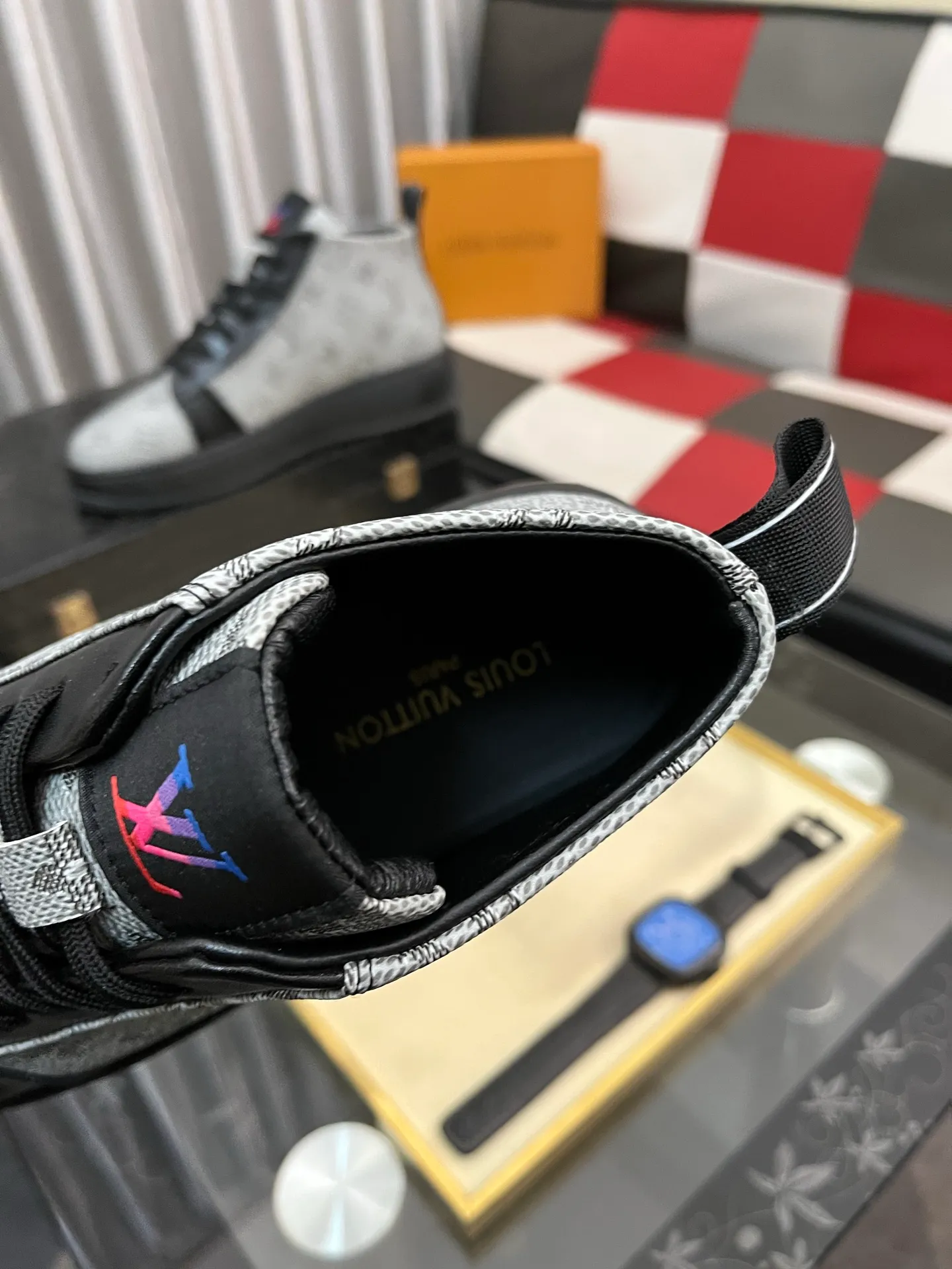 Men's shoes 💰: 438⌚️⌚️《Louis vuitton/LV Louis Vuitton》original quality.~ Unique modern style sneakers. 🏃A must-have casual shoe for trendy men😍😍 Original brand imported from Italy, imported original leather, cowhide lining (refuses to discolor and grind feet) sole: original sole provided by the original factory, French lazy style design ⚠️Fit to the feet, original quality, super comfortable original sole. Code number: 38-443️⃣Colors available